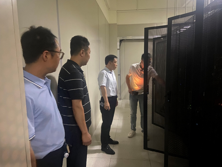 校长孙山林到网络与信息化管理中心指导工作